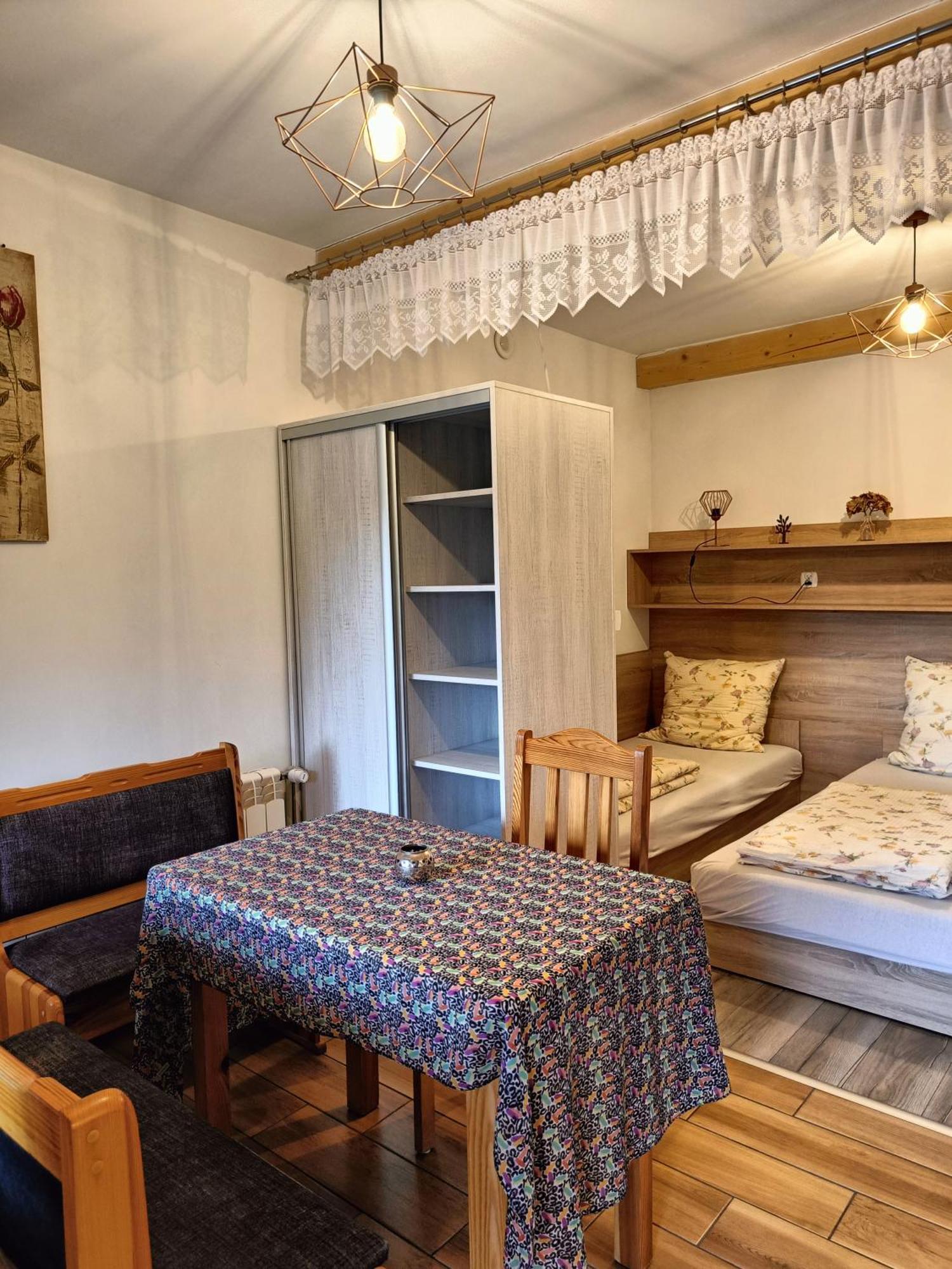 Pod Modrzewiami Apartment Milowka Ngoại thất bức ảnh