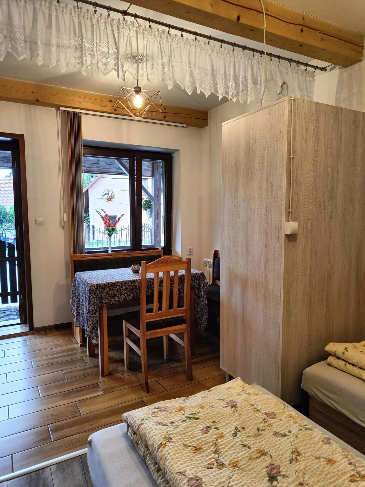 Pod Modrzewiami Apartment Milowka Ngoại thất bức ảnh